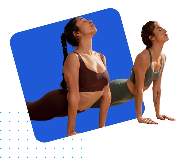 dos mujeres haciendo el profesorado de yoga