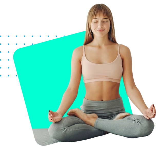 mujer meditando en el instructorado de yoga